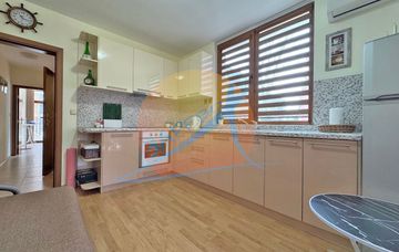 Slunečné pobřeží, zařízený světlý třípokojový byt v přízemí, Levsha