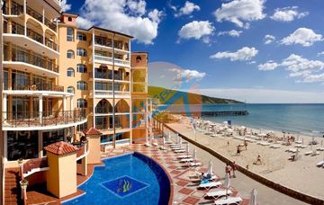 Елените, първа линия, пряка гледка море, просторен обзаведен тристаен, Атриум Бийч (Atrium Beach)