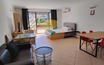 Lozenets, Oasis Beach Club, première ligne, vue mer ! Studio élégamment meublé au rez-de-chaussée, avec une grande véranda